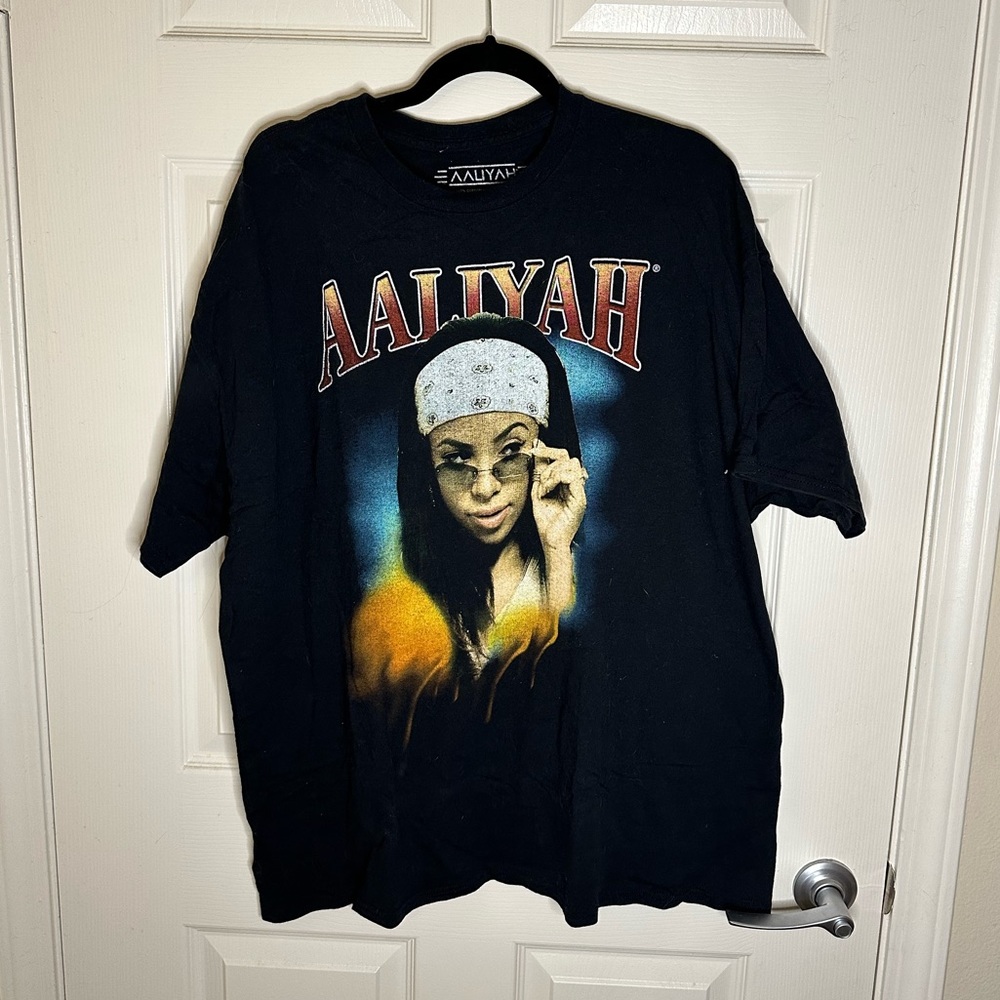 Aaliyah graphic t shirt - size men’s XL